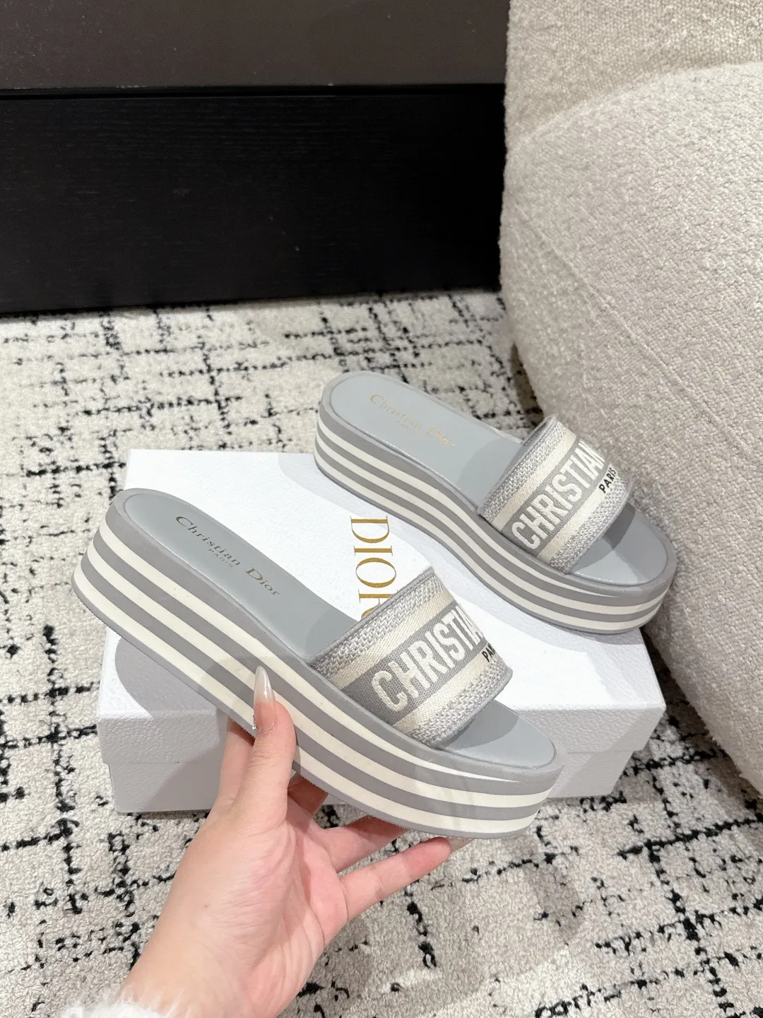 👟👟Ex-factory price 440👟👟 DIOR Dway fabric embroidered logo open toe 7cm thick sole one-word strap slippers CD letter logo three-dimensional embroidery thick bottom round toe open toe slippers The original development of the top version on the market, soft and delicate foot feel, extremely comfortable.  ✔️Upper: imported electro-embroidered cotton technical fabric ✔️Inner lining: water-dyed cowhide foot pad lining ✔️Outsole: original combination outsole ✔️Sole thickness: 7cm ✔️Size: #35-41 (40.41. Customized, non-refundable and non-exchangeable)